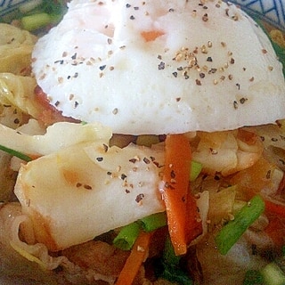 肉野菜と目玉焼きのっけラーメン